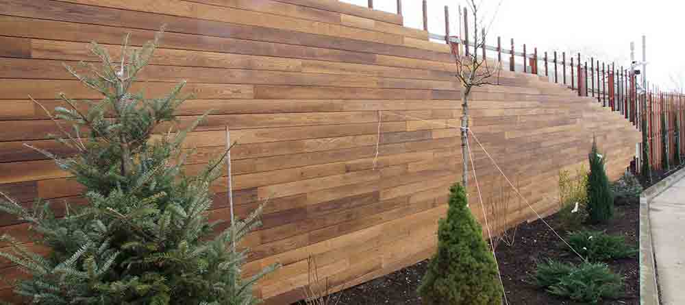 peinture d'une clôture en bois