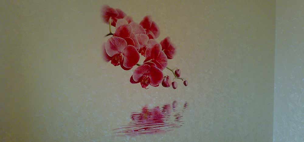 pose papier peint décoratif dans une chambre
